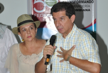 Margarita Restrepo, representante gremial de Casanare y José Félix Lafaurie Rivera, presidente ejecutivo de Fedegán. Foto: Orlando Jaimes. Foro lácteo Casanare.