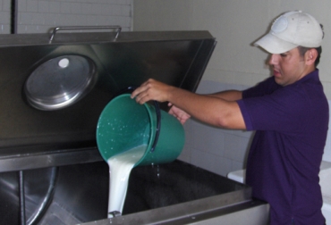 Bernardo Gutiérrez, gerente de Surcolac, negó en diálogo con CONtexto ganadero importar leche en polvo. Foto: Alcaldía de Neiva. Importaciones de leche