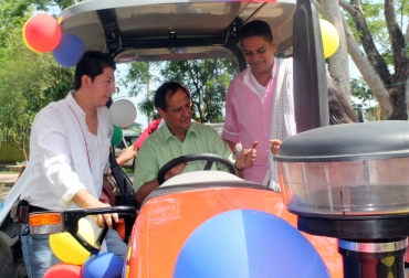 La entrega de los vehículos la hizo el ministro de Agricultura, Juan Camilo Restrepo. Foto: Gobernación de Sucre. Maquinaria agrícola.