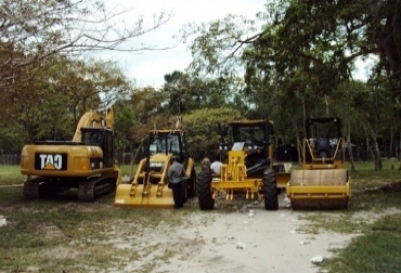 Maquinas como estas empezarán a ejecutar labores de adecuación de vías desde febrero. Foto: Ministerio de Transporte. Motoniveladoras, retroexcavadoras y vibrocompactadores.