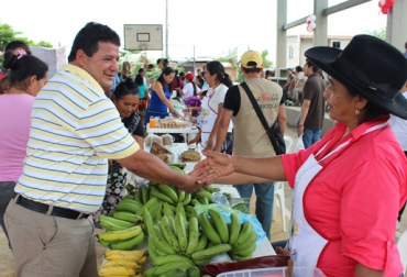 Variedad de artículos encontraron los yopaleños durante la actividad que se llevó a cabo en Parque La Herradura. Foto: Alcaldía de Yopal. Mercados campesinos