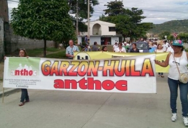 Los garzoneños protestaron contra la posible exploración petrolera en el Páramo Miraflores, principal fuente de agua de la población. Foto de @floratris. Marcha en Garzón