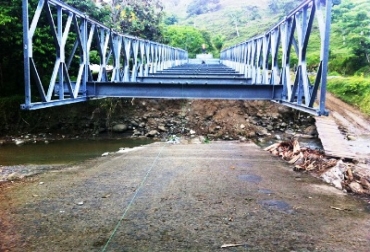El puente contará con una longitud de 39.65 metros y capacidad para 52 toneladas de carga. Foto: Ingenieros Militares. Ingenieros militares instalan puente.