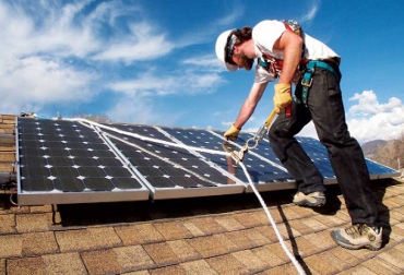Más de 400 técnicos serán capacitados por el Sena en manejo de paneles fotovoltaicos. Foto: Cortesía - Colombia Aprendum. Técnicos en manejo de paneles solares