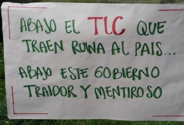 Los manifestantes usan pancartas como estas para mostrar su inconformismo con las decisiones del Gobierno . Foto: CONtexto Ganadero. Paro Agrario
