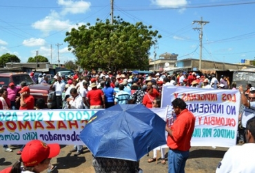 Imagen del bloqueo de la Troncal del Caribe a la altura de Mingueo. Foto: Laguajirahoy.com cerrada frontera con Venezuela