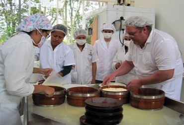 El Invima y la Secretaría de Salud de Guaviare dictaron capacitaciones a productores queseros, con el fin obtener el rótulo que identifica el producto. Foto: Cortesía SENA Producción de queso.