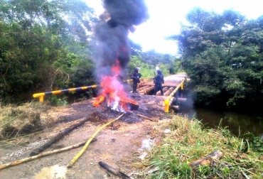 Los manifestantes han recurrido a quemar llantas y armar barricadas en diversos puntos del departamento, buscando ser oídos por el Gobierno. Foto: noticierotvputumayo.com. Protestas Putumayo