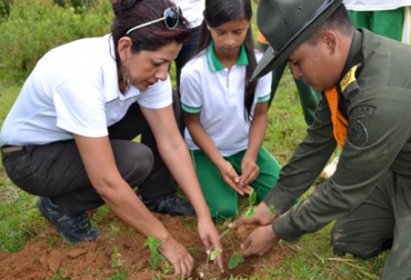 Entidades como la Policía están comprometidas con la reforestación del departamento. Foto: Gobernación del Caquetá. recuperación ambiental en caquetá
