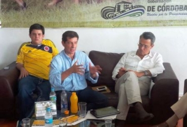 Alejandro Lyons (i), gobernador de Córdoba, José Félix Lafaurie (c), presidente ejecutivo de Fedegán, y Rubén Darío Lizarralde, ministro de Agricultura. Foto: CONtexto Ganadero. Sector ganadero de Cördoba.