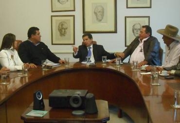 "Con esta planta se espera que 700 animales sean sacrificados diariamente", expresó el presidente de Fedegán, José Félix Lafaurie. Foto: CONtexto ganadero. Reunión Fedegán y gobernador Casanare.jpg