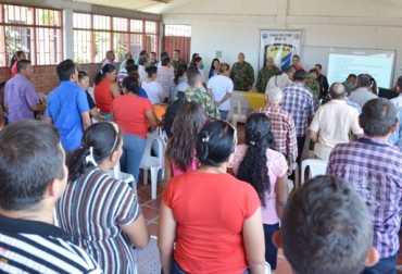 Cerca de 200 productores araucanos participaron en la reunión convocada por el Ejército. Foto: Tomada de La Voz del Cinaruco. Reunión ganaderos en Arauca