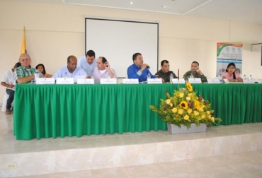 La reunión fue presidida por el gobernador, Facundo Castillo, ademár participaron ganaderos y los mandos militares de Arauca. Foto: Gobernación de Arauca. Reunión en Arauca para evitar el abigeato