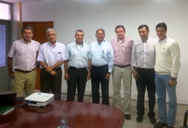 Luis Carlos Delgado Peñón, gobernador; Javier Augusto Guzman Cardona, gerente del Comité de Ganaderos; Carlos Gustavo Silva Villamil, de Fedegán, Vladimir Spin, diputado del partido Liberal, y demás asistentes, revisaron el proyecto. Foto: CONtexto Ganadero. Zonas ganaderas competitivas en Tolima.