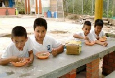 Niños y jóvenes que viven en zonas apartadas se beneficiarán con este proyecto. Foto: Alcaldía de Dos Quebradas. Estudiantes en Risaralda.jpg