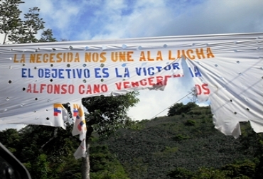 Este es el anuncio referente al año de muerte de alias 'Alfonso Cano' ubicado a la salida del municipio de Teorama. Foto: Óscar Ortiz. Cartel año de muerte 'Alfonso Cano'. Foto: Óscar Ortiz.