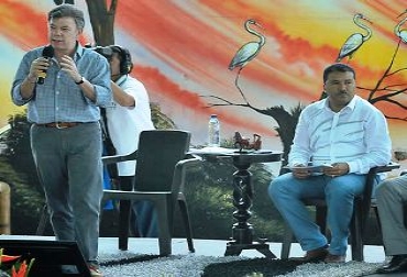 De izquierda a derecha: Juan Manuel Santos, presidente de la República y el gobernador de Arauca, Facundo Castillo Cisneros. Foto: Presidencia de la República. Acuerdo para la prosperidad N° 96, Contrato Plan Arauca.jpg