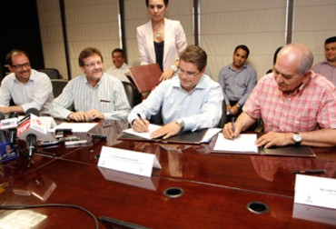 El secretario de Desarrollo Económico de Sinaloa, Roberto Cruz Castro, y el secretario de Fomento Agropecuario del departamento de Boyacá, Luis Alejandro Perea Albarracín, firmando el acuerdo. Foto: Desarrollo Económico Sinaloa. Sinaloa Boyacá convenio.