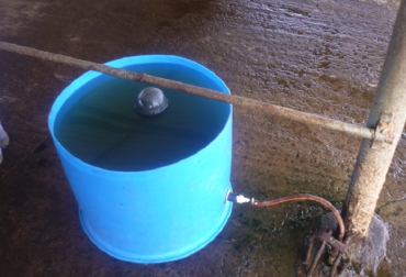 Haga uso de los tanques de almacenamiento para evitar el desperdicio de agua. Foto: Javier Aguilar, profesional en Gestión productiva y Salud Animal de Fedegán, Santander. Tanque de almacenamiento. Foto: Javier Aguilar, profesional en Gestión productiva y Salud Animal de Fedegán, Santander.