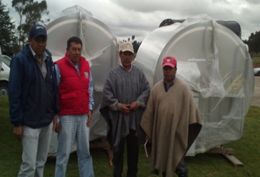 De izquierda a derecha: Saúl Quipo Representante Alpina S.A., Arturo Ortiz coodinador UMATA Guachucal, Fidencio Reina de Asoviguasar, beneficiario, Manuel Tarapues. Foto: Félix Arturo Ortiz De izquierda a derecha: Saúl Quipo Representante Alpina S.A., Arturo Ortiz coodinador UMATA Guachucal, Fidencio Reina de Asoviguasar, beneficiario, Manuel Tarapues,