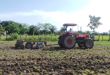 Los elementos van a permitir mejorar las praderas y construir bebederos de agua para el ganado. Foto: Gobernación del Casanare. Banco de maquinaria