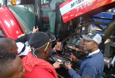 38 tractoristas fueron capacitados gracias al Programa Nacional de Formación de Fedegán. Foto: CONtexto Ganadero. Tractoristas en capacitación