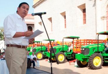Juan Carlos Gossaín Rognini, gobernador del departamento, en la entrega de los tractores. Foto: Oficina de prensa. Banco de maquinaria para Bolívar.