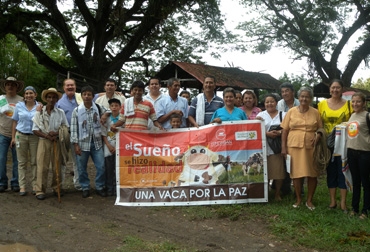 El programa 'Una vaca por la paz' es hoy una fuente de sustento y desarrollo para familias vulnerables./Foto: CONtexto ganadero Habitantes de Purificación, Tolima, beneficiados con el Programa./Foto: CONtexto ganadero