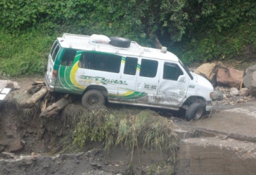 Así luce la carretera de la soberanía, por la que los transportadores deben sobrepasar riachuelos para movilizarse desde Arauca hasta Norte de Santander. Foto: oscarbacar.blogspot.com Vías peligrosas