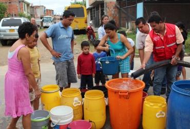 Aún persiste el miedo en las calles debido a que muchas instalaciones públicas y privadas debieron cerrar su atención al público, por posibles ataques. Foto: Alcaldía de Yopal Abastecimiento de agua en Yopal
