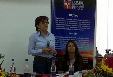 Teresita Beltrán, directora nacional de ICA y Edna Angélica Linares, secretaria de Agricultura, Ganadería y Medio Ambiente del Casanare, buscan salidas a problemas del sector. Foto: Gobernación de Casanare. Reunión Ica y Secretaría de Agricultura, Ganadería y Medio Ambiente del Casanare.