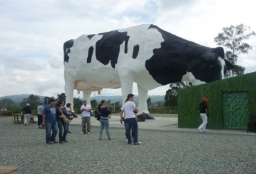 'Manuela', la vaca más grande del mundo, si fuera real produciría hasta 10 mil litros de leche diarios. Foto: Parque Temático Vía Láctea. Manuela, la vaca más grande del mundo