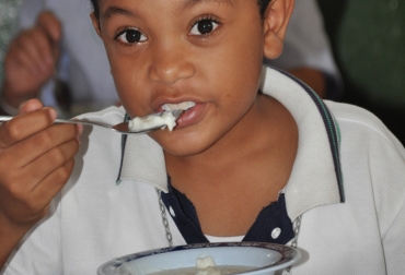 Menores de edad entre los 5 y 17 años de edad consumen arroz de leche en el centro educativo Nuevos Horizontes de Riohacha en la Guajira. Foto: Fundagán. Niños de escasos recursos reciben arroz de leche