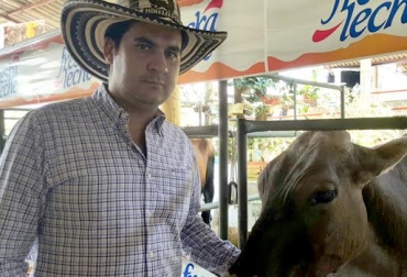 Carlos Andrés Pinilla Galvis, de 33 años de edad, lidera el Comité de Ganaderos de la Hoya del Río Suárez, en Santander. Foto: CONtexto ganadero. ganaderías de Santander