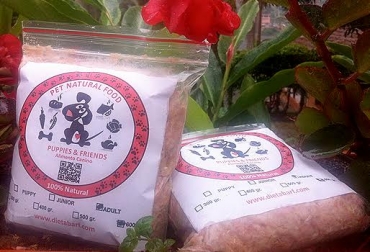 La comida que requiere el perro se entrega en pequeñas presentaciones, las cuales se miden de acuerdo a su edad y peso. Foto: PNF en Facebook. dieta barf perros