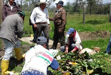 En la cooperativa Coocampo, los jóvenes trabajan en el mejoramiento de los praderas. Foto: Cortesía Jóvenes Coocampo, productores Coocampo Boyacá 2017, ganaderos Boyacá Coocampo 2017, grupo de jóvenes Coocampo 2017, capacitaciones jóvenes Coocampo 2017, proyecto Impact, proyectos ganaderos Coocampo Boyacá 2017, CONtexto ganadero, ganaderos Colombia