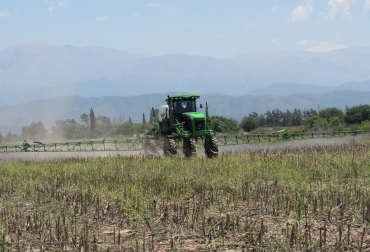 Hay una tendencia a los botalones de fibra de carbono para alivianar la máquina. Foto: Clarín Rural. ganadería, ganadería colombia, noticias ganaderas, noticias ganaderas colombia, contexto ganadero, maquinaria, maquinaria agrícola, uso maquinaria agrícola, necesidades maquinaria agrícola, esteban fuentes, clarín rural,