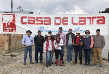 “Casa de Lata realiza conversatorios con sus empleados sobre desarrollo personal. Aplica el programa 40 principios que transformarán tu Nación”, dijo Javier Ardila. Foto: LinkedIn Casa de Lata, hato especializado en lechería, productor de leche, Holstein puro, Inseminación Artificial, Interged, infraestructura, lógica del negocio, finca arborizado con Sauces y Eucaliptos, Henolaje, ahorro de comida, desarrollo personal, primera en obtener premio nacional a la excelencia ganadera, Buenas prácticas Ganaderas, CONtexto ganadero, noticias de ganadería colombiana.