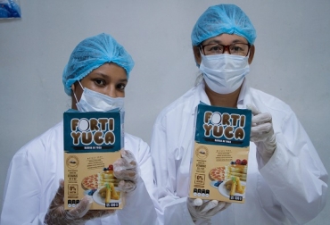 Betsabé Rodríguez y Andrea Páez son las gestoras de la harina de yuca con fines comerciales. Foto: Gobernación del Atlántico. Ganadería, ganadería colombia, noticias ganaderas, noticias ganaderas colombia, CONtexto ganadero, Secretaría de Desarrollo Económico de la Gobernación del Atlántico,Tecnología en Seguridad Alimentaria y Nutricional de la Universidad del Atlántico, Cooka, galletas, extracto de la espinaca, secretario de Desarrollo Económico del Atlántico, Anatolio Santos Olaya, Harina de yuca, emprendimientos, emprendimientos atlántico,