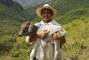 Con tan solo 27 años, ya ha aprendido acerca del negocio ganadero y cómo volverlo rentable en el tiempo. Foto: Cortesía ganaderia, ganaderia colombiana, ganaderia colombia, contexto ganadero, noticias ganaderas, noticias ganaderas colombia, juan manuel herrera, inseminacion artificial, fenotipos, nacimiento animales, pastoreo rotacional, suplementacion alimenticia, ganadero, tolima, ganadero colombia, ganaderos, ibague