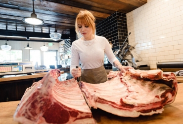 Kate Kavanaugh, propietaria de Western Daughters Butcher Shoppe en Denver. Foto: Ryan Dearth para The New York Times. Ganadería, ganadería colombia, noticias ganaderas, noticias ganaderas colombia, CONtexto ganadero, vegetarianos a carniceros, The New York Times, Western Daughters Butcher Shoppe, Kate Kavanaugh, The Omnivore’s Dilemma, Michael Pollan, Fleisher’s Grass Fed and Organic Meats, vegetarianos, veganos, Consumo de carne