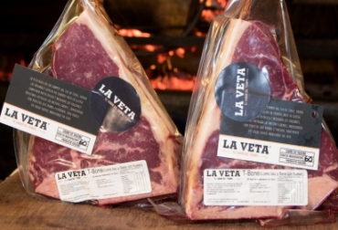 La carne dry aged tiene un sabor más intenso y presenta notas picantes, salinas, toques de nueces y almendras frescas. Foto: laveta_dryaged en Instagram. ganadería, ganadería colombia, noticias ganaderas, noticias ganaderas colombia, contexto ganadero, dry aged, carnes dry aged, maduración carnes dry aged, T-Bone, Porterhouse, tomahawk, carnes Dry Aged, La Veta, carnes producidas en base a praderas, Carlos Riquelme, director de Fomento Los Ríos, Rodrigo Morales, investigador de INIA Remehue,