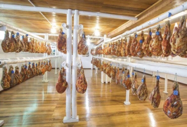 La empresa lleva 57 años en el mercado siendo un referente en materia de embutidos. Foto: Revista Nacional de Agricultura. ganadería, ganadería colombia, noticias ganaderas, noticias ganaderas colombia, contexto ganadero, jamón serrano, jamón serrano en colombia, José Torrontegui, Cuéllar Serrano Gómez, La Barra, Carmen Burbano, Jamones El Aldeano, Jamones El Aldeano Pasto, Jamones El Aldeano jamón serrano,