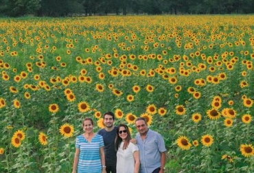 Lo que nunca se imaginó este productor y su familia, fue lograr el reconocimiento en su región y en el país, gracias a una foto de su siembra de girasoles que se viralizó en las redes sociales. Foto: Cortesía ganadería, ganadería colombia, ganadería colombiana, contexto ganadero, noticias ganaderas, noticias ganaderas colombia, cultivo de girasoles, cultivo girasoles valledupar, girasoles tendencia redes, tendencias redes, agricultores cesar, alfonso lopez ruiz, ganaderos, ganaderos cesar