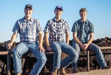 Los 3 hermanos Peterson, en la foto sin su hermana Laura, se han dedicado a parodiar canciones conocidas usando letras relacionadas con la ganadería. Foto: facebook.com/PetersonFarmBros Peterson Farm Brothers, granja de los Peterson, ganaderos Peterson, hermanos Peterson, ganaderos de carne, defensa de la ganadería, ganadería redes sociales, parodias de canciones en redes sociales, producción agropecuaria Estados Unidos, ganadería Estados Unidos, cifras de la producción láctea en Estados Unidos, USA, eeuu, Cifras de la ganadería bovina de Estados Unidos, CONtexto ganadero, ganadería colombia, noticias ganaderas Colombia