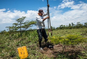 Edilson viene trabajando en siembra y protección de bosques hace 12 años. Foto: TNC Colombia. ganadería, ganadería colombia, noticias ganaderas, noticias ganaderas colombia, contexto ganadero, bosques, bosques colombia, familia ortiz, los ortiz meta, ganaderos del meta, gcs, ganadería colombiana sostenible, cuidado de los bosques, ganaderos cuidando bosques, protección bosques,
