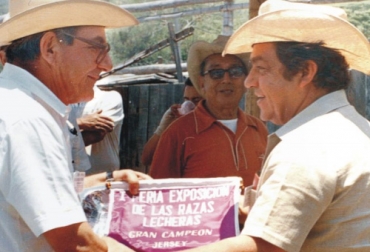 Santiago Vélez (der.) fue un importante ganadero que impulsó el desarrollo de la raza Brahman y la creación de la Asociación Jersey en Colombia. Foto: Revista Asojersey Ganadero Santiago Vélez, Santiago Vélez Jersey, historia del ganadero Santiago Vélez, Crónica de un criador de Jersey, Asociación Colombiana de Criadores de Ganado Jersey, Fundación de Asojersey Colombia, Asojersey Colombia, coronavirus, COVID-19, cuarentena, Ganadería, ganadería colombia, noticias ganaderas, noticias ganaderas colombia, CONtexto ganadero