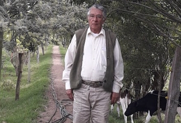 Justino de Jesús Vargas Corredor es un pensionado que encontró en la ganadería una nueva pasión que ha venido cultivando y acrecentando con el tiempo. Foto: cortesía Ganadería Colombiana Sostenible, sostenibilidad, rentabilidad, Duitama, crédito, Banco Agrario, normando, holstein, planificación, genética, árboles, sombrío, bienestar animal, tilo, forraje, ganadería, ganadería colombia, noticias ganaderas colombia, contexto ganadero