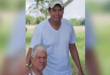 Paúl Andrés Rodríguez Sánchez y su padre han mantenido el buen nombre de la finca El Rosario que cada día se moderniza más para competir a nivel internacional. Foto: Cortesía El Rosario, tradición, Córdoba, carne, buenas prácticas ganaderas, sostenibilidad, certificación, exportaciones, turismo, barreras fitosanitarias, mercados internacionales, Objetivos de Desarrollo Sostenible , trazabilidad, registros, ganadería, ganadería colombia, noticias ganaderas colombia, contexto ganadero.