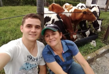 Ximena Guevara es una ganadera que a pesar de las adversidades familiares y del negocio, ha salido adelante siendo hoy ejemplo para su región. Foto: Cortesía Ganadería, ganadería colombia, noticias ganaderas, noticias ganaderas colombia, CONtexto ganadero, Ximena Guevara, mejoramiento genético, campo colombiano, Agro Colombiano, tecnologías reproductivas en colombia, Buenas Prácticas Ganaderas, BPG, lechería, Ganaderos del Quindío, círculo de excelencia, certificación BPG
